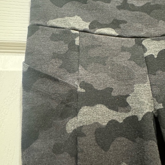 Cabi Women’s Camo Legging. Full length. Size XS. Pockets. EUC. - Picture 6 of 6